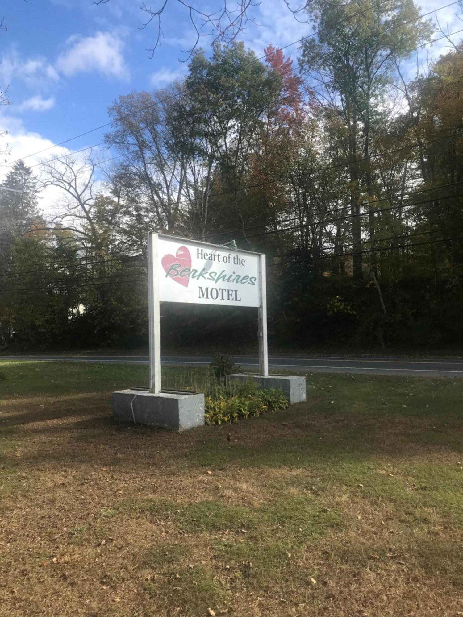 Heart Of The Berkshires Motel 皮茨菲尔德 外观 照片