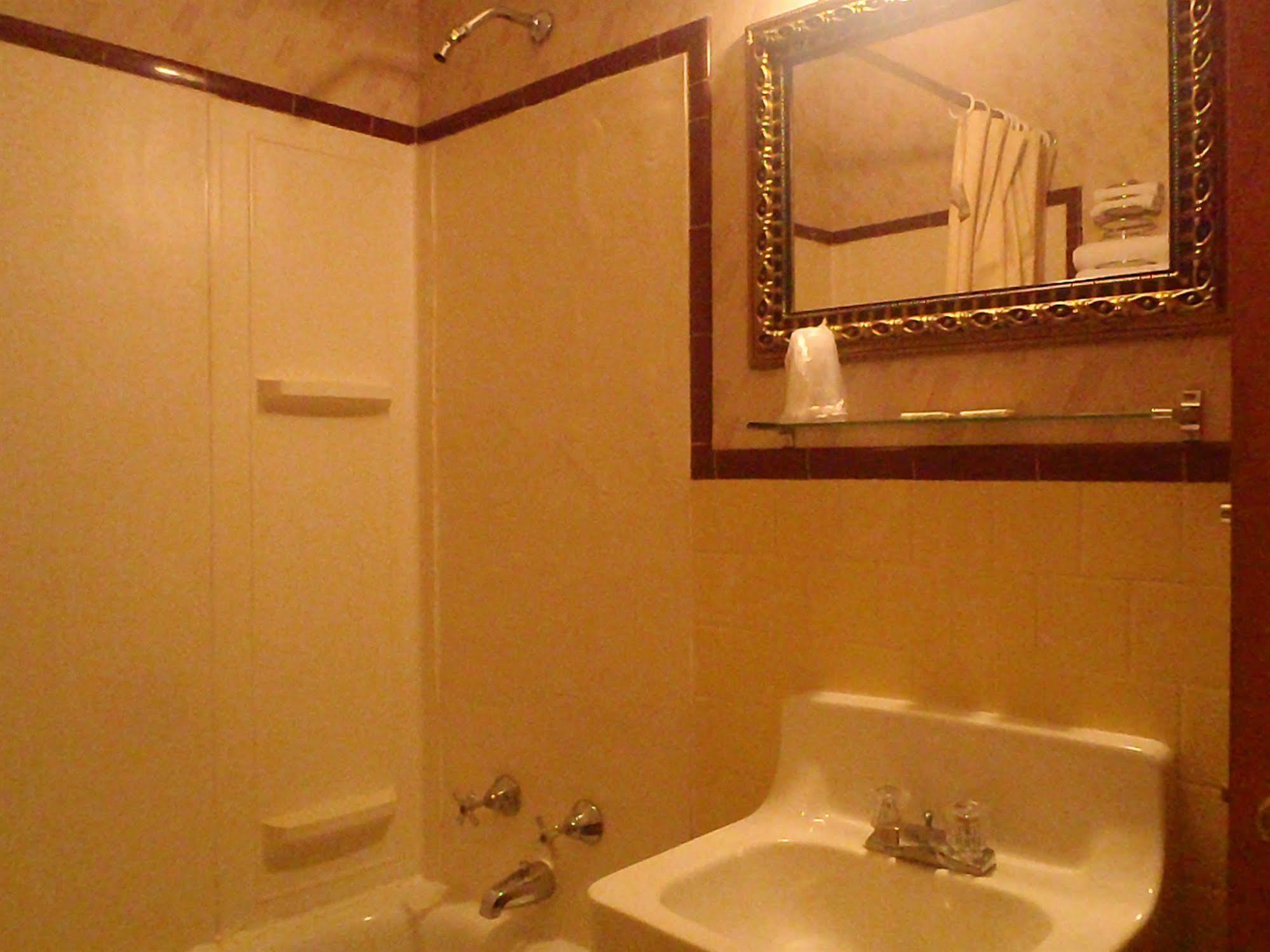 Heart Of The Berkshires Motel 皮茨菲尔德 外观 照片